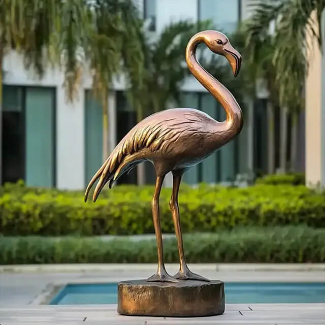 Scultura di Fenicottero in Bronzo in piedi elegantemente in un giardino