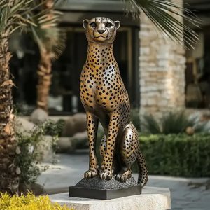 Escultura de Guepardo Sentado sobre uma base que exibe seu corpo esguio, pernas musculosas e manchas detalhadas.