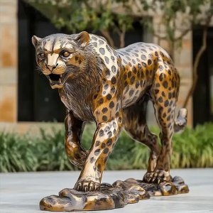Estátua de Guepardo Grande em postura de caminhada com textura de pelagem detalhada e manchas