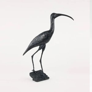 Scultura Ibis elegantemente in piedi con il suo lungo becco ricurvo e zampe sottili