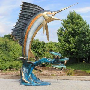 Estatua Grande de Pez Vela en Venta con algunos peces Mahi Mahi