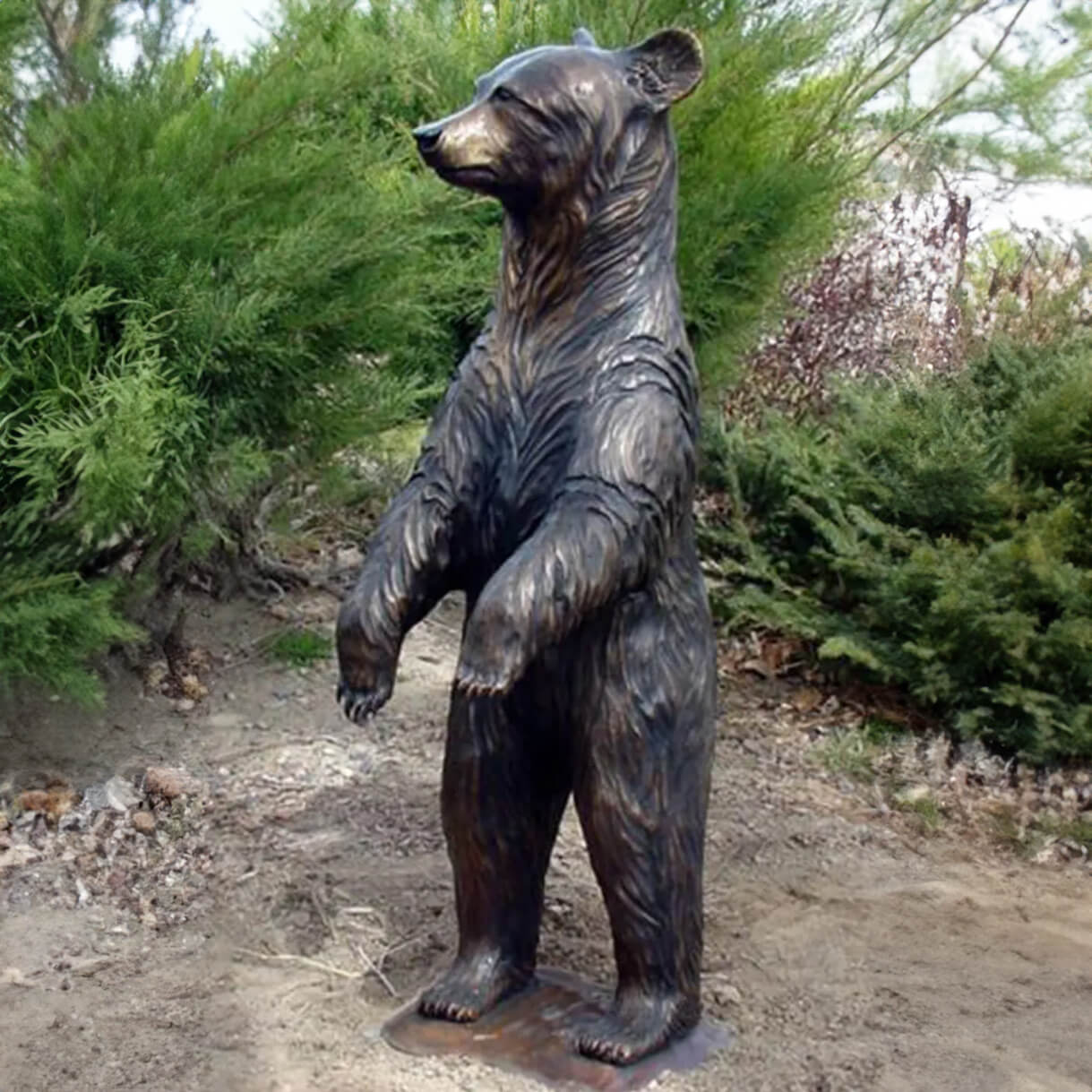 Grande scultura di orso in bronzo in piedi con le zampe estese in avanti