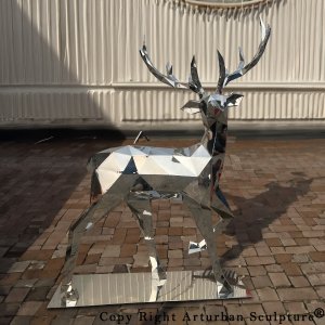 Escultura de veado metálica grande em estilo low poly, em aço inoxidável, com uma perna ligeiramente levantada