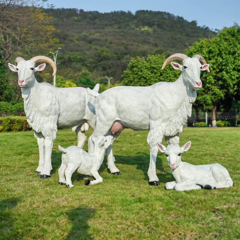 Außen-Ziegenfamilienstatue mit einem saugenden Lamm