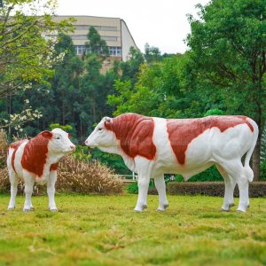 Escultura de vaca Simmental de fibra de vidro realista à venda