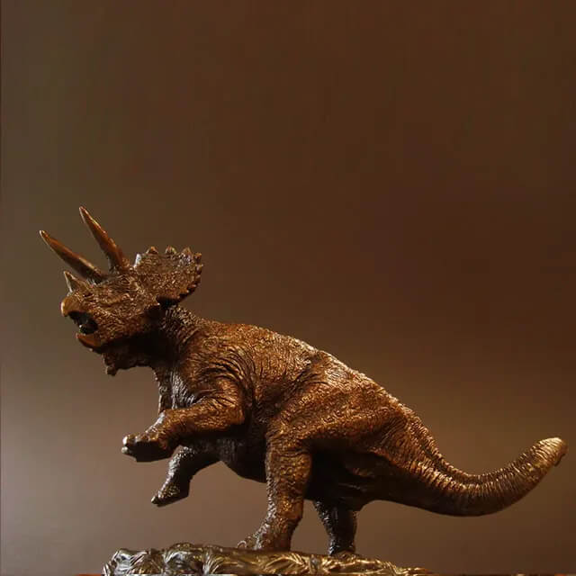 Triceratops-Bronzestatue, die ihre lebensechte Hauttextur zeigt
