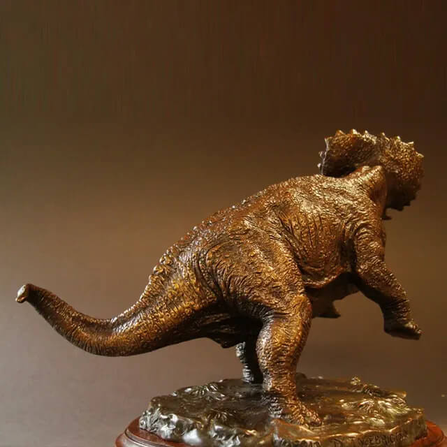stehende Triceratops-Bronzeskulptur
