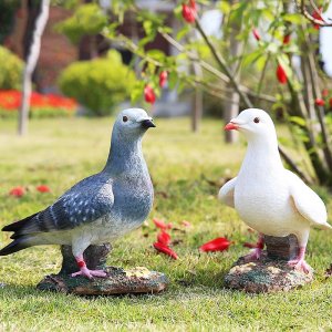 una paloma mensajera gris y una paloma blanca adornos de jardín