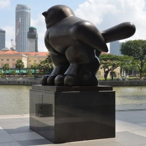 Estátua de Pássaro Gordo em bronze, de autoria de Fernando Botero
