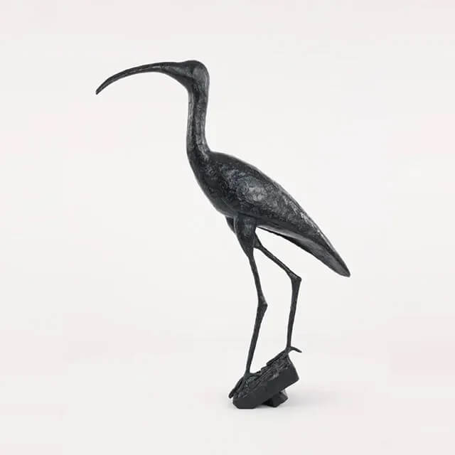 La sculpture d'Ibis en bronze présente son long bec et son corps élancé