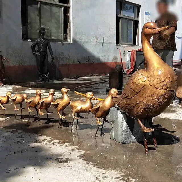 statue de bronze Make Way for Ducklings présentant une mère canard guidant ses canetons
