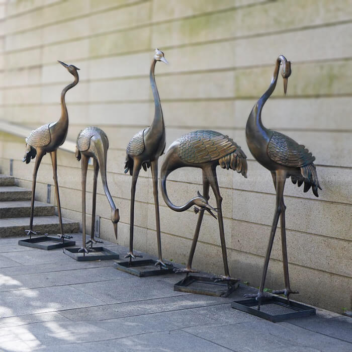 fünf Große Blaureiher-Gartenstatuen in einer Reihe
