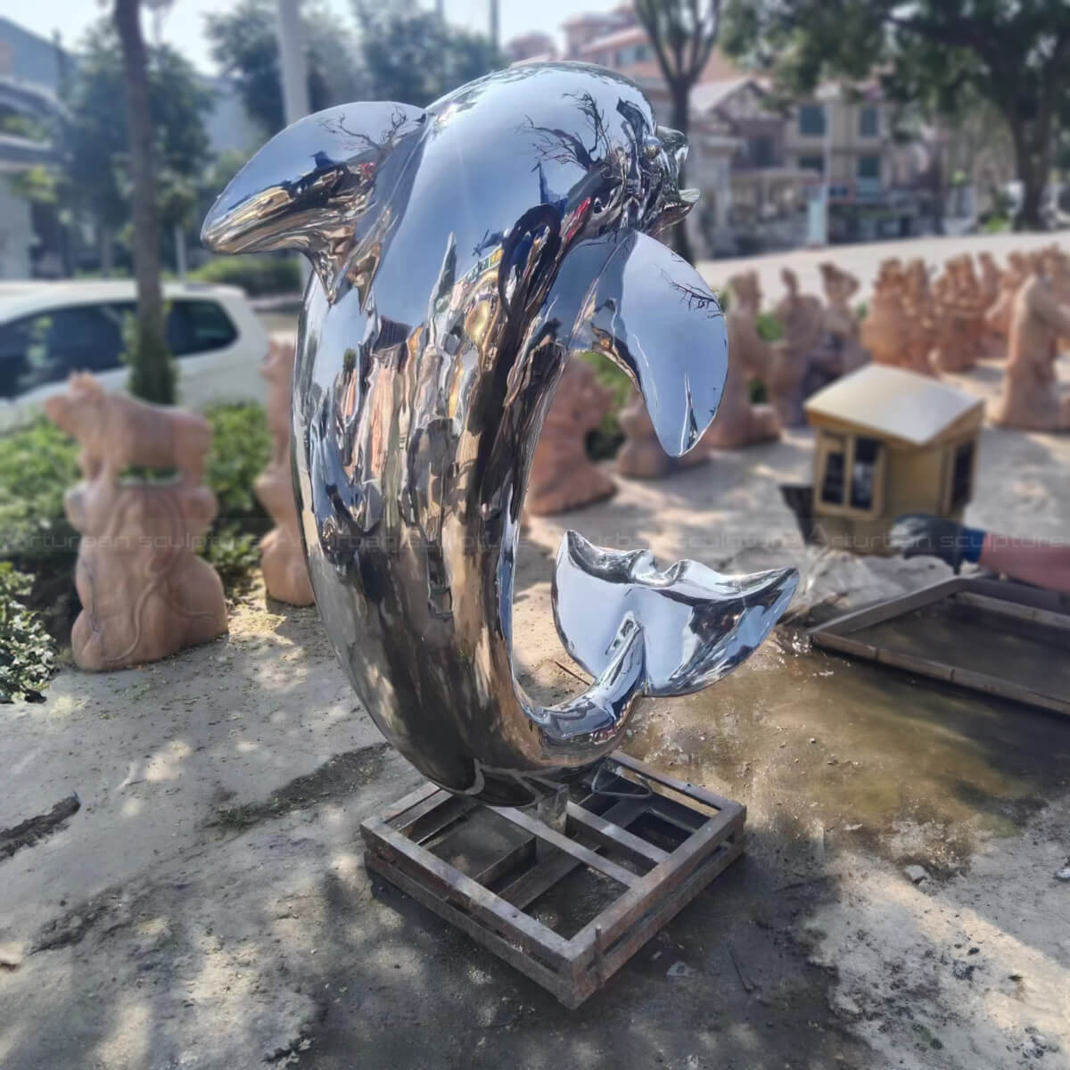fontaine statue de dauphin en métal acier inoxydable poli miroir avec une pose arquée