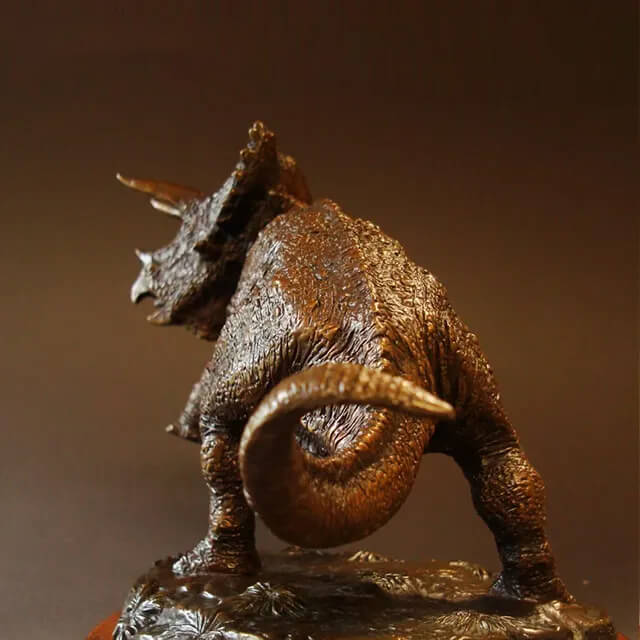 Rückansicht der Triceratops-Statue, die ihren mächtigen Schwanz zeigt