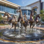 fonte externa de unicórnio e cavalo erguidos em bronze