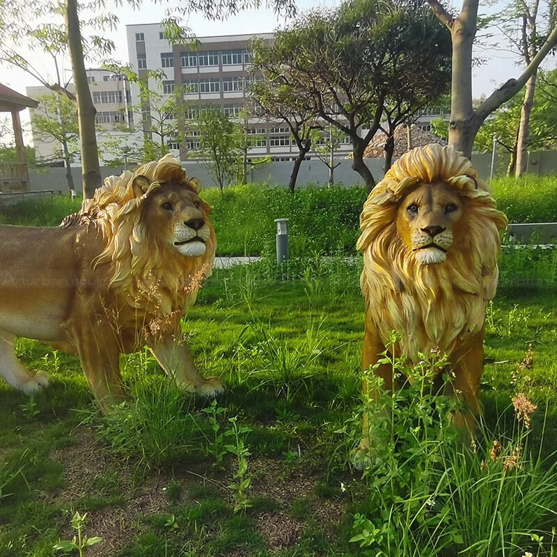 duas Esculturas de Leões de Jardim com jubas douradas