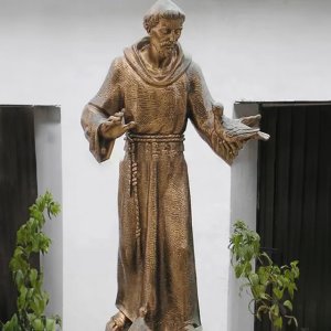 Estátua de jardim de São Francisco de Assis em bronze com um pássaro em sua mão