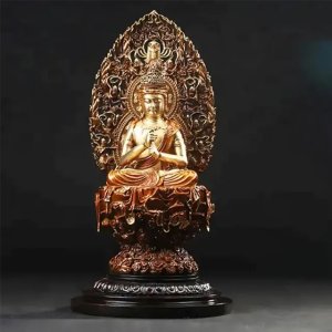 Vista frontale di una statua di bronzo di Vairocana seduta su un piedistallo di loto, con le mani che formano il Vajra Mudra