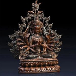 Frontalansicht einer bronzenen Tausendarmigen Avalokiteshvara Statue, sitzend auf einem Lotosbasis