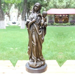 Escultura de bronce de cuerpo entero de la Virgen María sosteniendo con gracia al Niño Jesús