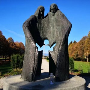Große Heilige-Familie-Statue, die Maria und Josef in Bronze darstellt