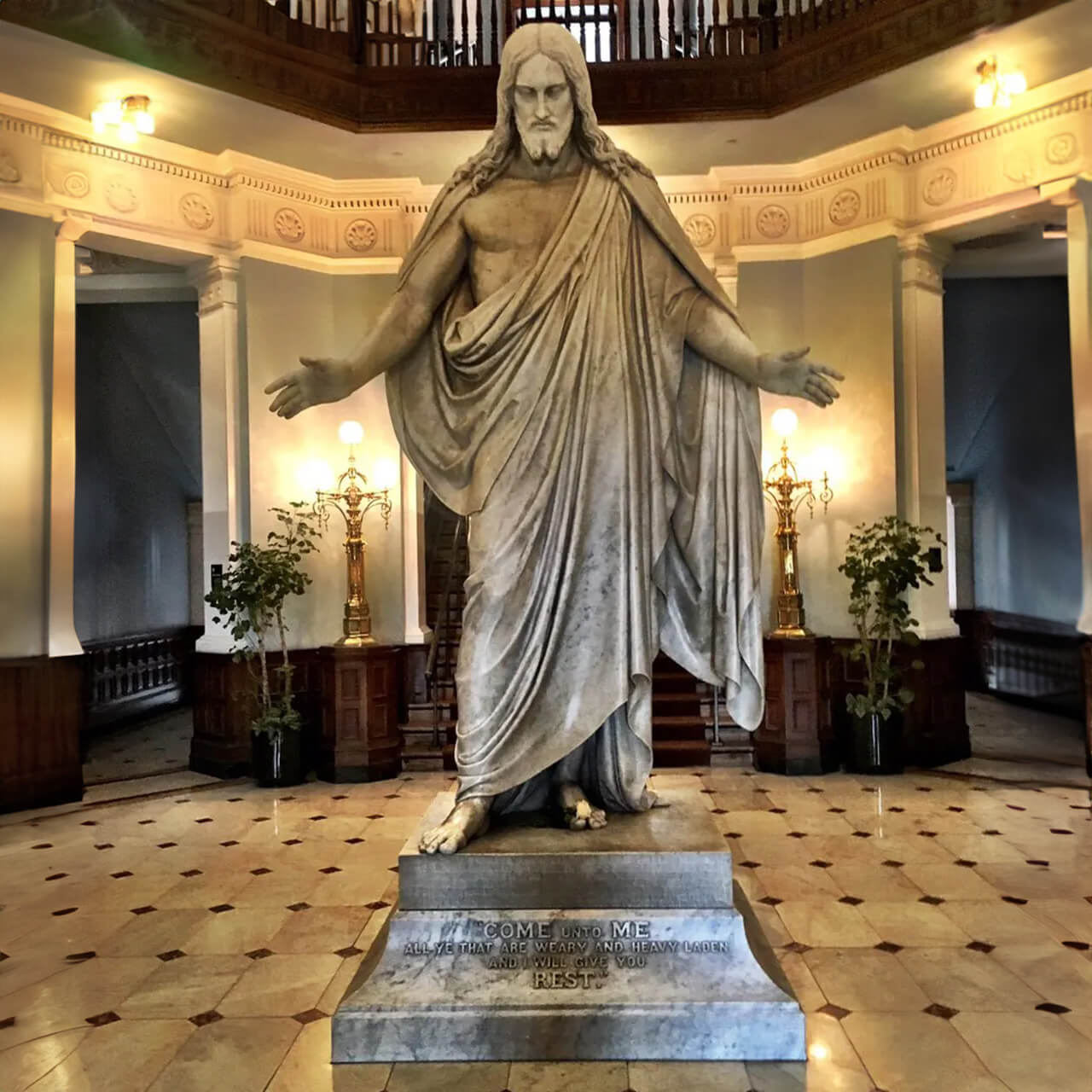 Marmor Bertel Thorvaldsen Jesus-Statue mit ausgebreiteten Armen und friedlichem Ausdruck