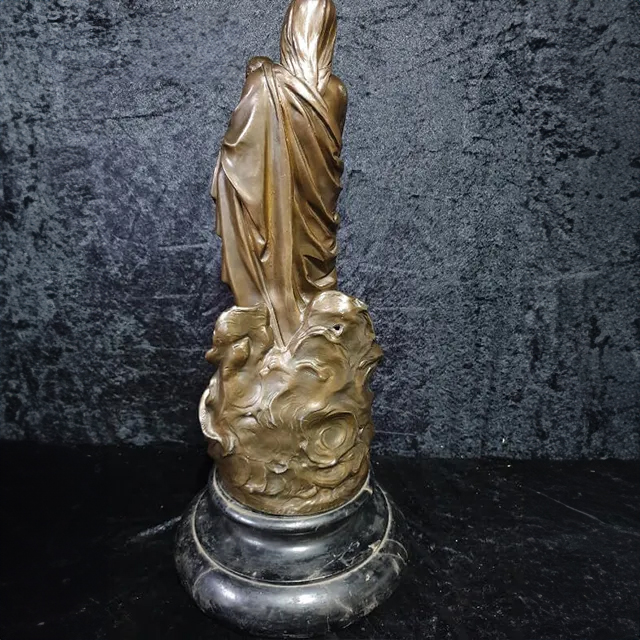 Vue arrière d'une sculpture en bronze représentant la Madone et l'Enfant