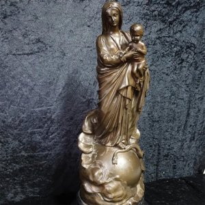 Sculpture en bronze de la Madone et de l'Enfant debout sur un globe avec un serpent