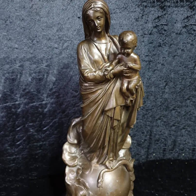 Sculpture en bronze de la Madone et de l'Enfant, où la Vierge tient délicatement l'enfant Jésus