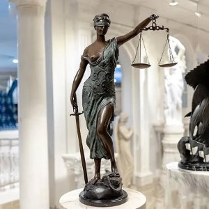 bronze Statue der verbundenen Dame in fließenden Gewändern, die ein Schwert und Waagen haltend