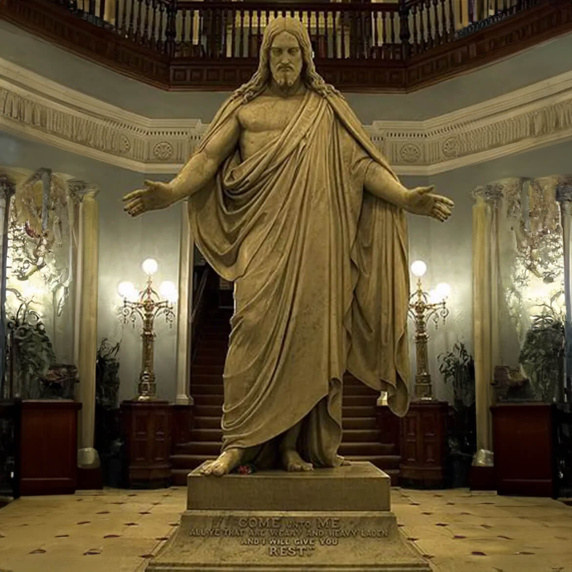 Bertel Thorvaldsen Jesus-Statue stehend in einem ornamentalen Saal mit klassischer Drapierung und ausgebreiteten Armen