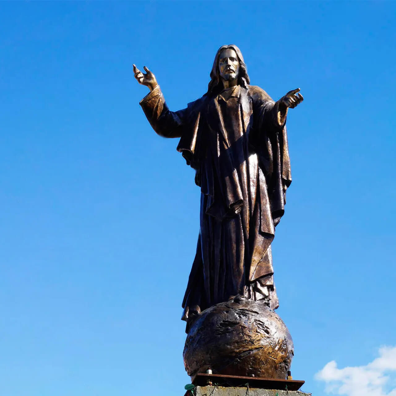 freie Bronze-Statue von Jesus, der auf einem Globus steht mit erhobenen Händen