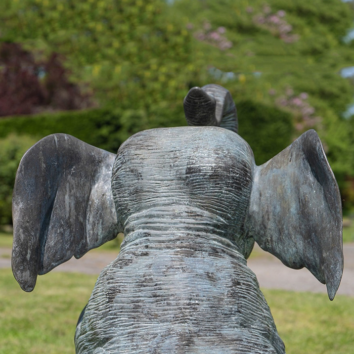 Vista Traseira da Estátua de Elefante de Bronze do Pátio