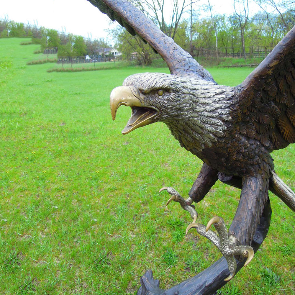 Bronze Bald Eagle Outdoor Décor close view