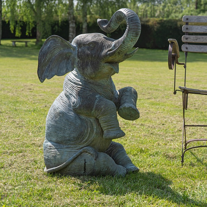Estátua de Elefante de Bronze do Pátio perto da Cadeira de Jardim