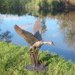 Bronze Fliegende Ente Gartenfigur Wasserseitenansicht