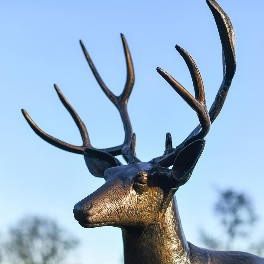 Escultura de Cervo de Jardim em Bronze detalhe da galhada