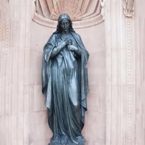 Statue en bronze de la Sainte Mère représentant la Vierge Marie les mains sur la poitrine