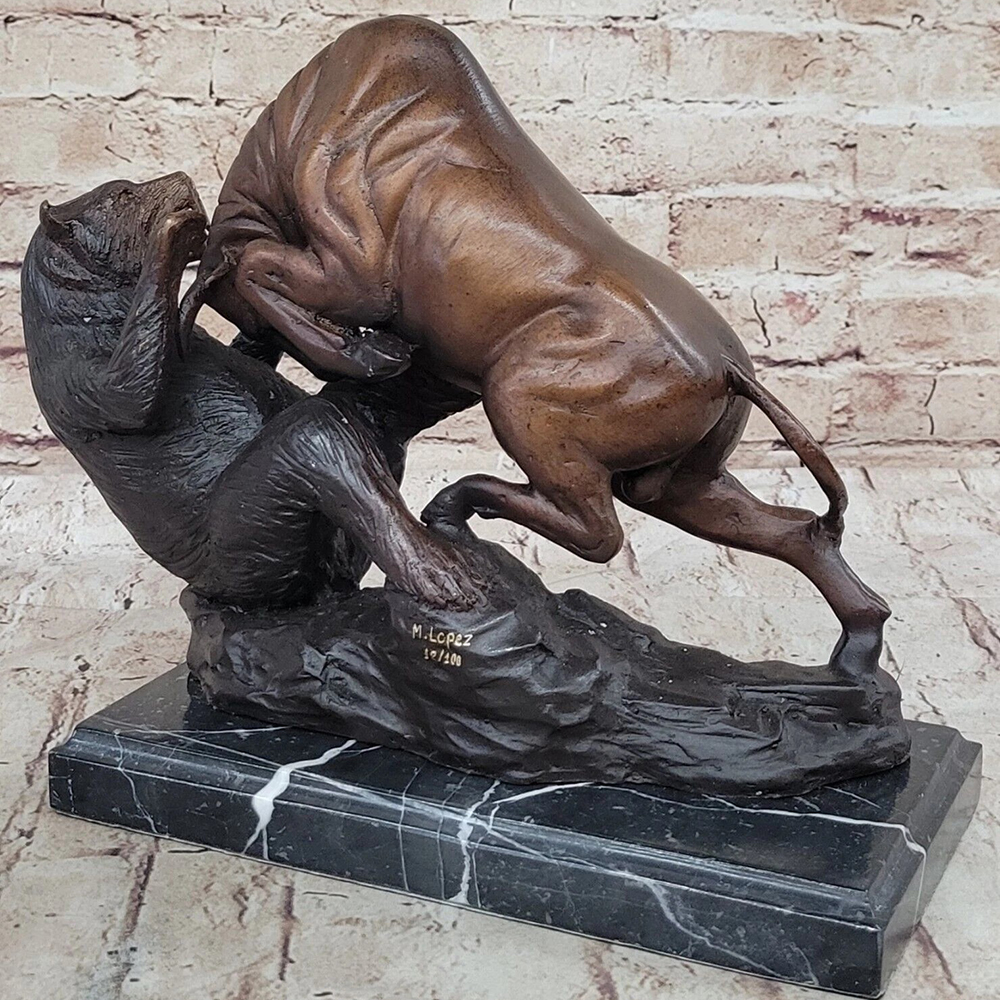 Statue en bronze du Taureau et de l'Ours face à face dans un combat
