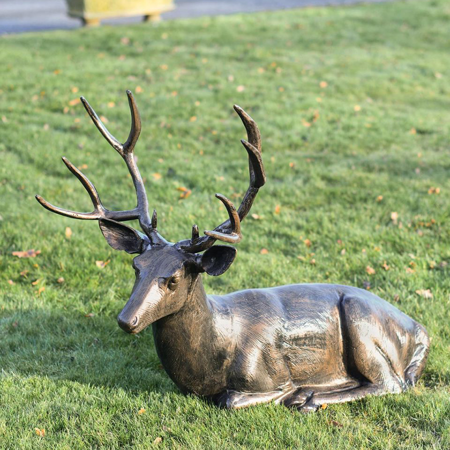 Escultura de Cervo de Jardim em bronze exibição em gramado