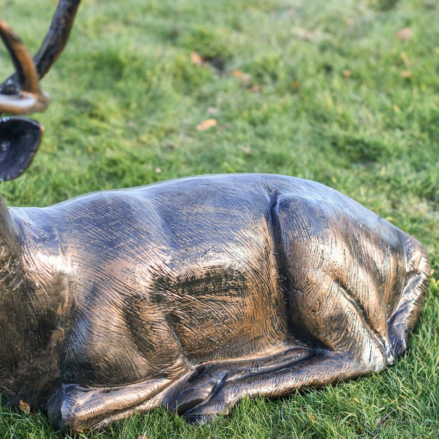 Escultura de Cervo de Jardim em bronze detalhe do corpo escovado