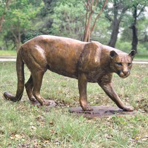 Grande statua di puma in bronzo in posa camminata