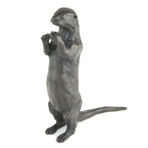 Stehende Otterstatue im Freien, Bronze, Vorderansicht