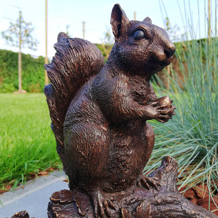 Statue extérieure de tamia en bronze avec détail de la noix