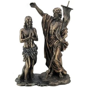 Bronze-Taufe Jesu Statue, die Johannes den Täufer zeigt, wie er Wasser über Jesus gießt