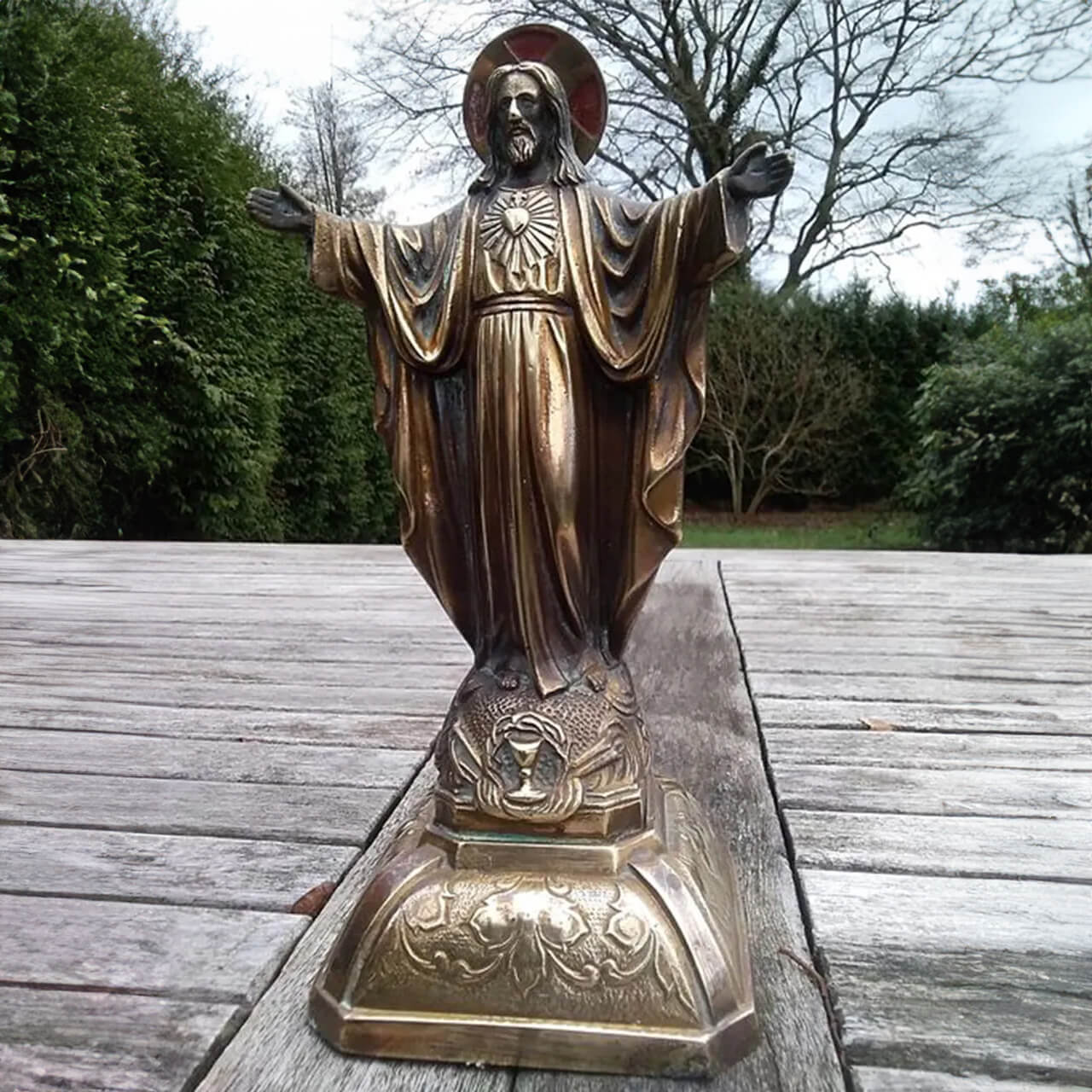 Statue en bronze du Sacré-Cœur de Jésus aux bras ouverts et avec le symbole du cœur sur la poitrine