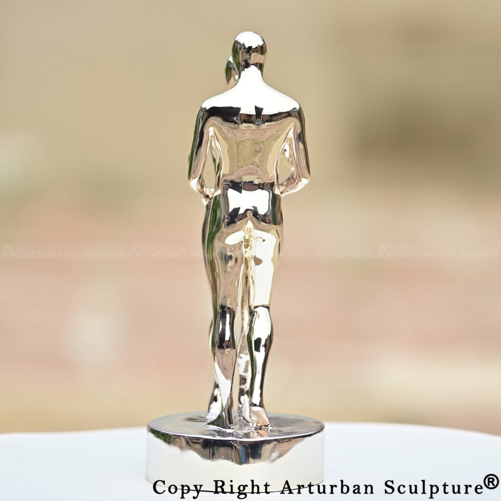 Statua di coppia abbracciata in acciaio inossidabile lucido, rappresentante In Ogni Vita Ti Troverò