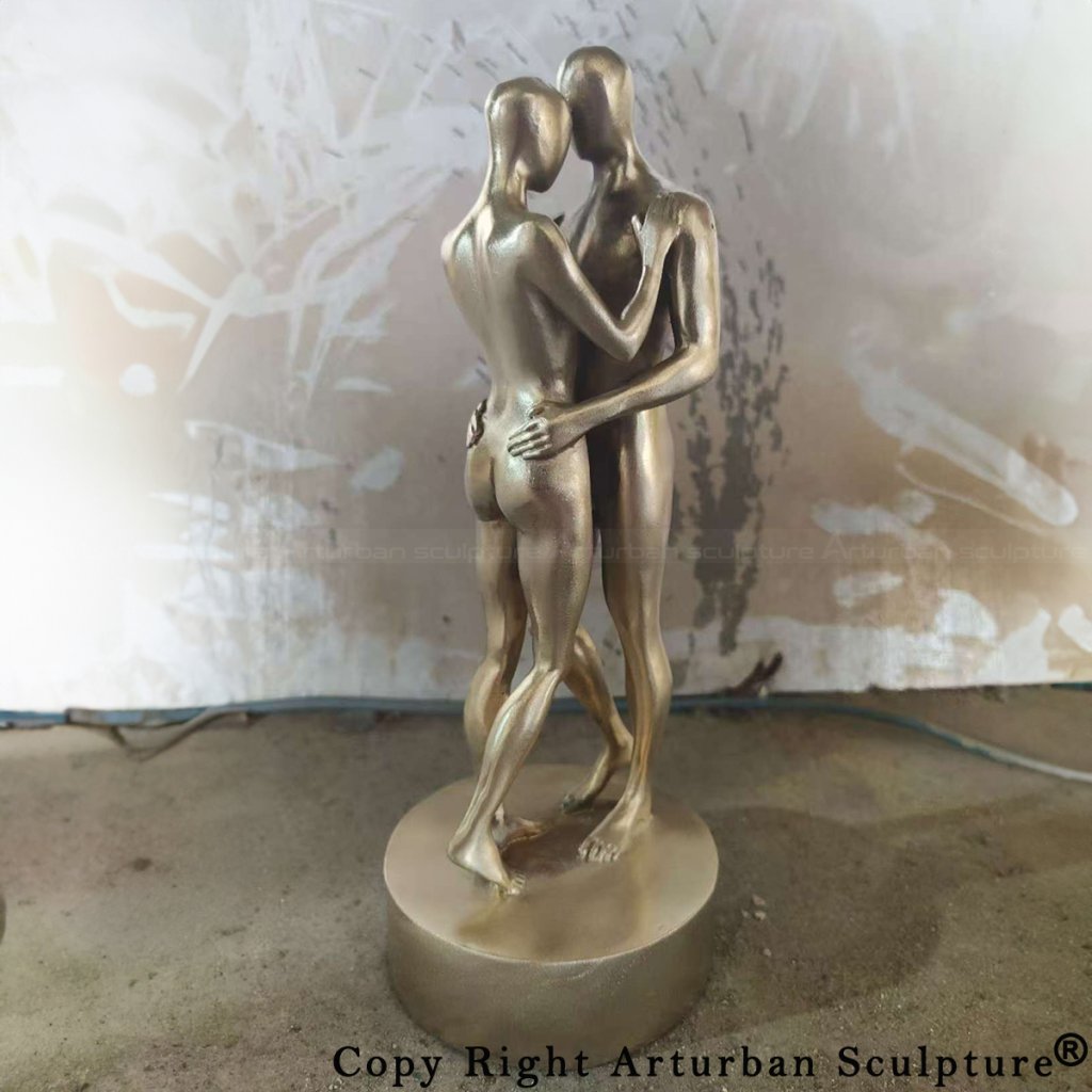 Statua elettrodeposizione di una coppia abbracciata