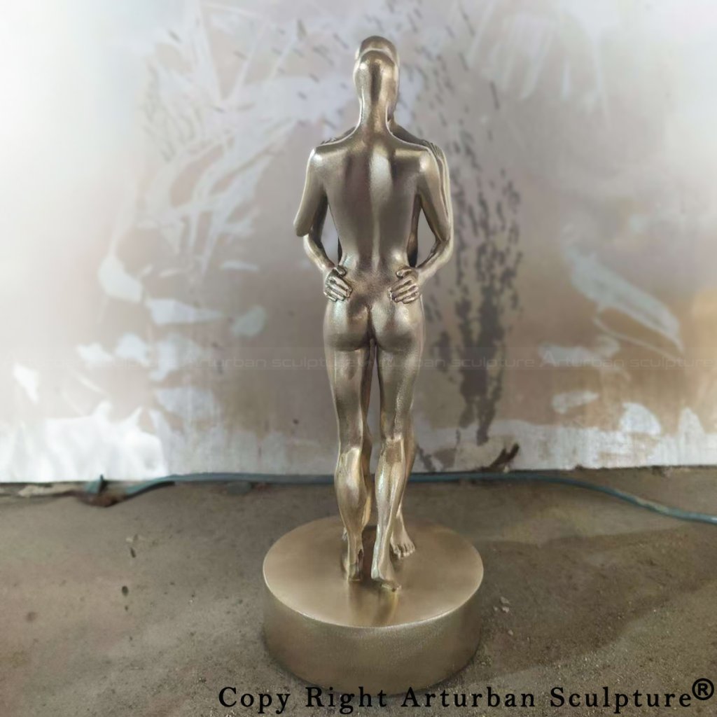 Fase di galvanoplastica della statua di una coppia che si abbraccia, vista posteriore della figura femminile