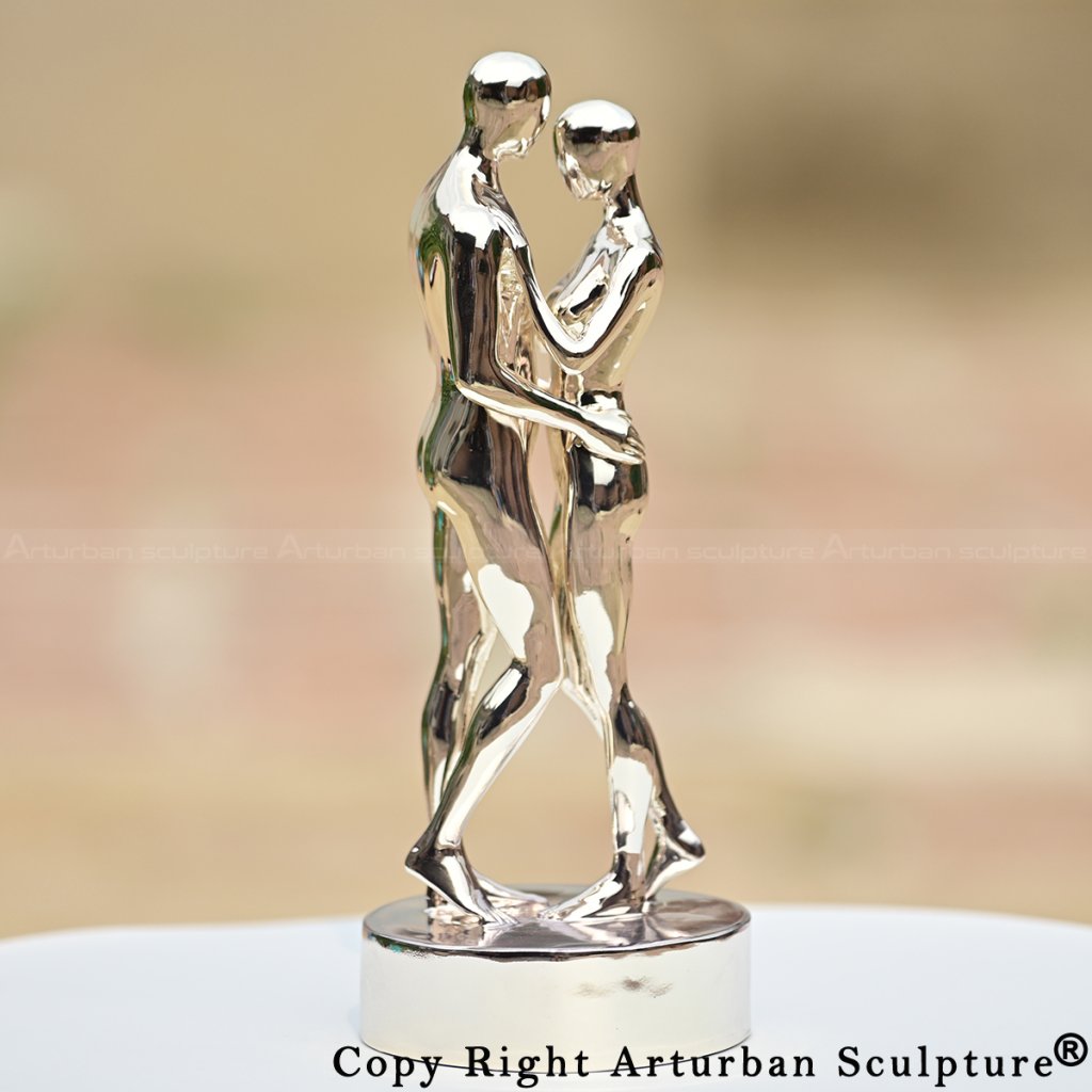 Scultura in acciaio inossidabile In Ogni Vita Ti Troverò di una coppia che si abbraccia